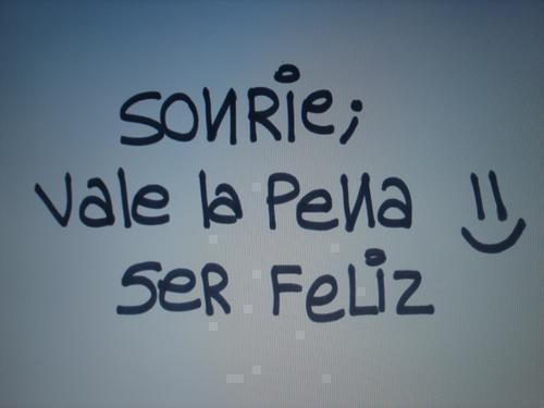 sonrie-vale-la-pena-ser-feliz